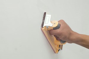 ¿Cómo preparar una pared para pintar o empapelar?