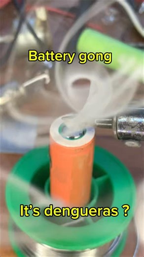 Soldering on lithium ion battery is very dangerous option #soldering #shortsviral #lithiumbattery