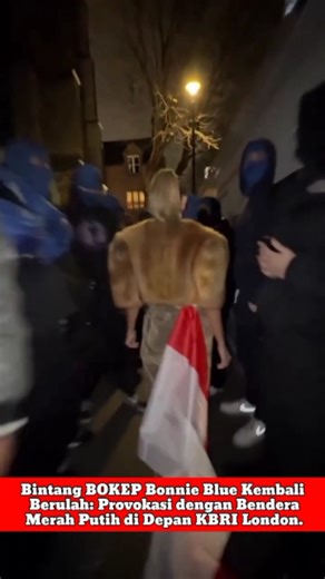 Marvinnews on Instagram: "Bintang BOKEP Bonnie Blue Kembali Berulah: Provokasi dengan Bendera Merah Putih di Depan KBRI London. Bintang film dewasa asal Inggris, Bonnie Blue, kembali menjadi sorotan setelah membagikan video provokatif di depan Kedutaan Besar Republik Indonesia (KBRI) di London, di mana ia berjalan sambil menyematkan bendera Merah Putih di bagian belakang roknya hingga menjuntai dan menyentuh jalan, disertai ejekan bahwa ia hanya datang untuk "membayar denda" sebesar £8,50 sambil