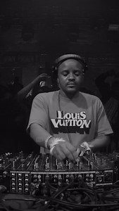 Our live set with the King of Amapiano @kabelomotha_ from 3 Years of DESCENDANTS is premiering this Sunday. Who’s joining us?! NY: 10AM AO 🇦🇴/ UK: 3PM SA 🇿🇦 / NL: 4PM KE 🇰🇪: 5PM 🎥 @joshspnr 🎶 @shaunstylist & @kabelomotha_ feat. @mashudu_vocalist @leandra.vert - yiyo | Descendants Records