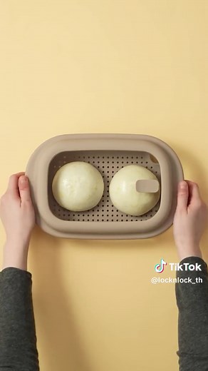 กล่องแก้วถนอมอาหาร SIMPLE COOK จะถนอมอาหารก็ดี จะใช้ทำคอนเทนท์ก็คุมโทน ✨ กล่องแก้วที่ทนอุณหภูมิได้ตั้งแต่ -20 ถึง 400 องศา ใส่ได้ทั้งในช่องฟรีซ เตาอบ หรือไมโครเวฟ มีดีไซน์โค้งมนสุดโดดเด่น นอกจากจะช่วยให้ถือสะดวกด้วยตัวซิลิโคนที่ครอบถึงหูจับแล้วยังมีสีพาสเทลน่าใช้ แถมยังมีถาดรองซิลิโคนที่ช่วยให้อาหารไม่แฉะ ไม่ติดก้นกล่อง ทำความสะอาดง่าย ดีต่อใจสุดๆ SIMPLE COOK Food Storage Glass Containers: Perfect for preserving food or creating aesthetically pleasing content ✨ These versatile glass containers c