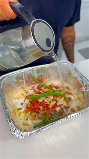 This oven rice & peas came out PERFECT 🔥😮‍💨 step-by-step below👇🏾 To your pan: 2 cups washed Carolina Gold parboiled rice, 1 can red beans (half the juice for color), ½ can coconut milk, chopped onion, garlic, scallion, thyme, 6 pimento berries. Season with Badia Complete, Reggae seasoning, salt, 4 dots of browning. Add 2 ¾ cups HOT water (or 1 inch above the rice), your fave hot pepper 1 tbsp butter. Cover tight and bake at 370°F for 1 hour. Check at 40 mins. After the hour, remove scallion