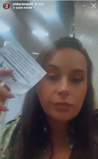 Gente vcs não tem noção o tanto que o Júlio que me trouxe de táxi para o hotel riu a minha cara … além disso nem contei .. a mala vai chegar no galeão e sabe aonde vou embarcar 😂😂😂😂 no santos dumont 😂😂😂 minha mala pediu divórcio 😂😂