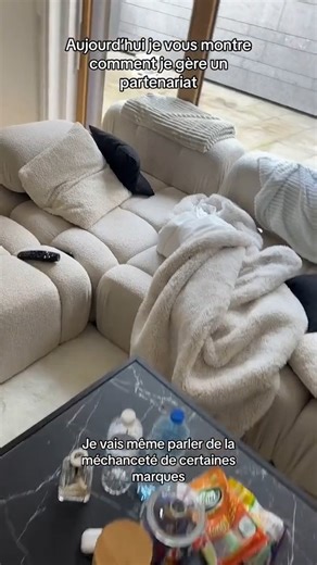 La video est trop courte mais je rajouterais pour les patrons : FAITES toujours des contrats ! N’hesitez pas à demander les stats avant de signer un contrat. Pour l’influenceur bien lire les termes du contrat et surtout veillez à toujours être payer avant publication. Beaucoup d’agences aiment retarder les paiements.. Et pensez à preciser lors d’une collab que justement s’en ai une car avec la nouvelle loi il y a des agents qui verifient et controlent nos posts ..🙏🏼 bon sorry certains influenc