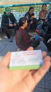 Danh thiếp nhỏ vừa bằng lòng bàn tay vậy thôi, nhưng lại lưu giữ những thông tin quan trọng! 📞 Số điện thoại để đặt lịch khi đau quá cần được hỗ trợ 📍 Địa chỉ để đi đến đúng nơi 🕰️ Lịch làm việc của Thầy thuốc để mọi người không mất thời gian chờ đời. Những tấm danh thiếp tưởng như đơn giản ấy lại giúp rất nhiều Cô Bác tìm được đúng chỗ, đúng Thầy, đúng phương pháp để điều trị. Nhờ sự giới thiệu chân thành của mỗi bệnh nhân mang danh thiếp về đưa cho hàng xóm, cho bạn bè,… mà phòng khám có cơ