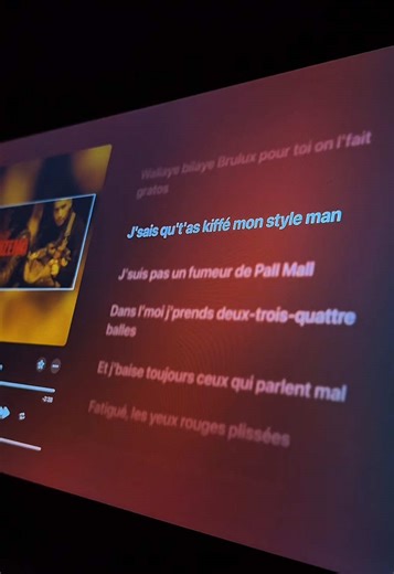 Découvrez les paroles des chansons à la mode