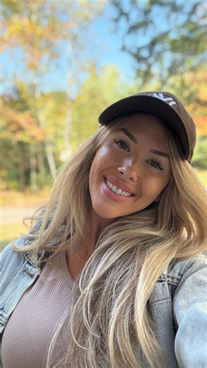 And there’s another huge shift in your 40s ! Let me break it down. Your body doesn’t stay the same from 20 to 40. And if you’ve felt like things are shifting… you’re right. It’s not just age. it’s hormones, stress, and how your body adapts over time. ▫️In Your 20s: High energy. Fast recovery. Hormones (testosterone, estrogen, growth hormone) are at their peak. You can get away with late nights, poor nutrition, and inconsistent workouts, but it catches up to you later. ▫️In Your 30s: Hormones sta