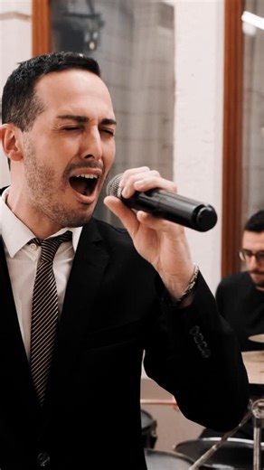 Sikania on Instagram: "Ci sono momenti che non hanno bisogno di parole. Basta la musica giusta per farli restare per sempre. Il nostro obiettivo è creare un’atmosfera che diventi ricordo. #sikania #shallow #matrimonio #wedding"