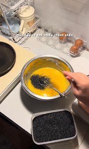 Làm bánh ốc quế dâu pudding với vỏ bánh Waffle giòn thơm 🧇 Tự làm vỏ ốc quế không cần máy, cách để đu trend tại nhà một cách tiết kiệm nhất nha kkk. Công thức cho khoảng 12 vỏ size 20cm 2 quả trứng gà 70g đường (gia giảm theo khẩu vị) 140g bột mì đa dụng 100g bơ nhạt 350g nước | Học Làm Bánh