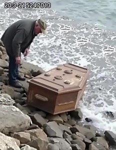 A fisherman found an old metal coffin on the seashore early in the morning: when he opened the lid, he froze at what he saw 😱😱 The fisherman woke up early, as usual. Twilight still lingered over the sea, the air was cool and damp, and the surf whispered steadily, promising a good catch. He prepared his gear, checked the boat, and was about to head out to the open sea when his eyes caught a strange object on the rocky shore. At first, he thought it was a large box or an abandoned container wash