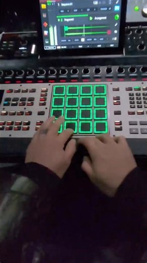 Producer AraabMuzik making them Bangerz on the MPC! 🔉🔥