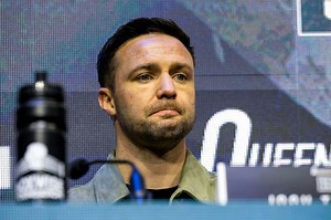Emotional Easter Road scenes as Hibs legend earns heroic applause