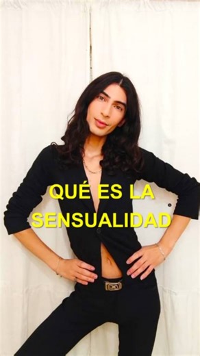 🌟Golden Lucky🌟 on Instagram: "‎💘 "QUÉ ES LA SENSUALIDAD". La sensualidad no es exhibición. Es percepción. No se trata de cuánto mostrás, sino de cuánto despertás en el otro. Y ahí está la diferencia fundamental que muchas veces se confunde. La sexualidad es Biología; la sensualidad es conciencia. ‎ ‎La sexualidad es impulso, deseo, instinto. Es directa, explícita, física. Responde a una energía primaria que todos tenemos. ‎La sensualidad, en cambio, es inteligencia emocional aplicada al cuerp