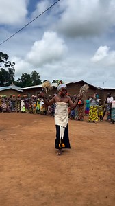 The Silakoro dances of Ivory Coast are traditional expressions full of energy, color, and symbolism, performed during community festivals and initiation rituals.The dancers, both men and women, wear colorful costumes with masks and adornments made of plant fibers, moving to the rhythm of drums, flutes, and songs that celebrate unity, fertility, and the strength of the ancestral spirit. #inspirationofafrica | Quim Fàbregas - Fotografía y Viajes.