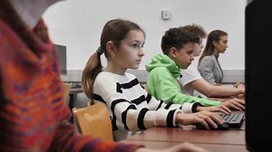 Des élèves utilisant des ordinateurs à l'école, des enseignants les enseignant en classe