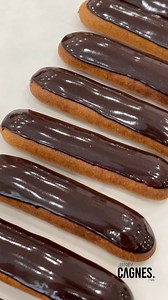 Après vous avoir montré comment pocher les éclairs, on s’attaque au glaçage, avec du fondant au chocolat 🍫🍫🍫🍫🍫 Vous pouvez utiliser la même méthode pour des glaçages au chocolat ou miroir !! Zenith Watches #jeffreycagnes #glacage #eclair #geste #Zenith #ZenithWatches | Jeffrey Cagnes