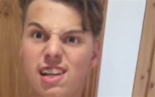 【Ben的整蛊恶搞】把Elliot的头发点着了！！！ Ben被暴抽一顿