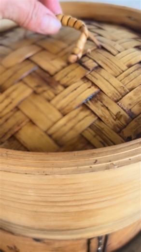 ワタナベマキ／maki watanabe | 今日から仕事始め。 私の撮影開始はもう少し先ですが、家族は今日からうだうだ言いながら出かけていきました。 朝は、微妙に残ったお煮しめのごぼう、たけのこ、蓮根、かまぼこに干しエビと干し貝柱を加えて中華おこわに。 あとは、余っているのは黒豆。さてどう食べようかなぁ。 | Instagram