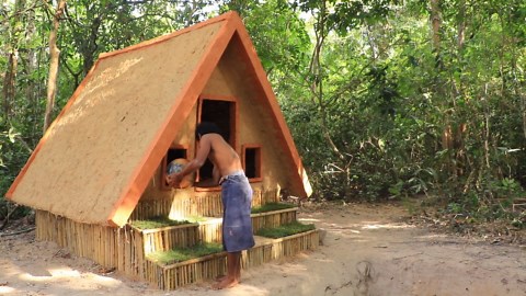 Watch these primitive builders create a mud roof house with bare hands in the jungle