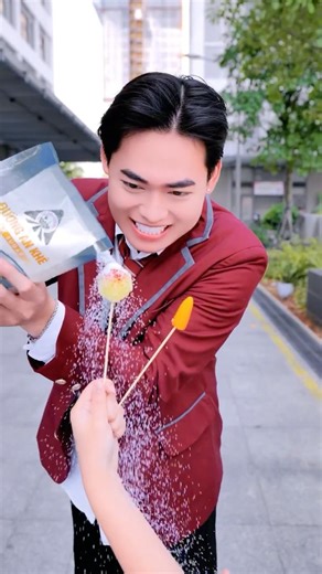 The last person gets everything 😆🌽🍋🍬 #taihoa #funny #shorts