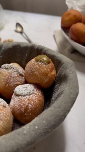 Sabies que avui és el dia del festuc? 🤔 La @clarafogons ens porta aquesta recepta magnífica de forats de dònut amb crema de festucs casolana!💫 👉Ingredients: • 500 g de farina de força • 250 ml de llet • 50 g de mantega • 100 g de sucre • 2 ous • 25 g de llevat fresc • Un polsim de sal • Oli de girasol per fregir 👉Per a la crema: • Festucs torrats i salats • Sucre al gust • Sucre de vainilla • Llet Elaboració: 1️⃣Dissol el llevat a la llet tèbia i barreja-ho amb la resta d’ingredients de la m