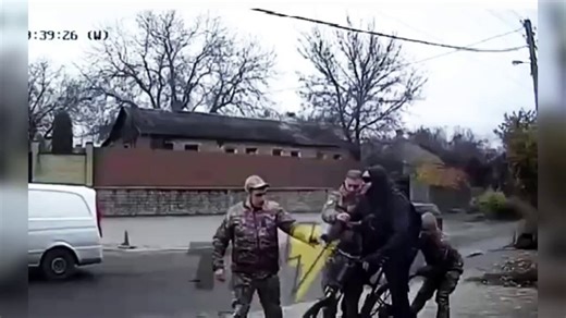 Avskyvärda vidrigheter. Du är civilist. Du är på väg hem, överfalls av dina egna landsmän och släpas till fronten för att dö i ett drönarkrig. Tvångsmobilisering. #iran #svpol @Expressen @dagensnyheter @SvD @sydsvenskan #ukraine #ukraina #ТЦК #busification