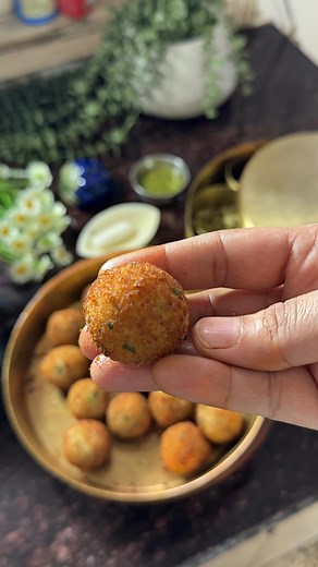 297K views · 6.4K reactions | Bread pops ! Ingredients- Boiled potato-3 (medium size) Cheese cube-1 Bread crumbs Pizza mix Salt and black salt Black pepper Corn flour Dhaniya Red chili . . #food #foodie #foodlover #foodfood #foodies #breadballs #potatobreadballs #instadaily #explorepage #like #reelkarofeelkaro #love #viral #yumbox #tiffin #snack #easy #recipes #lunchbox #insta | Yum Box | Facebook