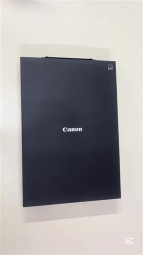 FENICIO on Instagram: "✨ Canon LiDE 300 ✨ Escaneá fácil, rápido y con calidad profesional. Compacto, elegante y súper liviano, el Scanner Canon LiDE 300 es ideal para el hogar o la oficina. Su diseño plano A4 y sus 4 botones EZ hacen que escanear documentos, fotos o trabajos sea simple y sin complicaciones. 📄 Alta resolución para cada detalle ⚡ Escaneo rápido: A4 a color en aprox. 10 segundos 🖱️ Un solo toque: PDF, escaneo automático, copia o envío 💡 Tecnología LED RGB para colores más precis