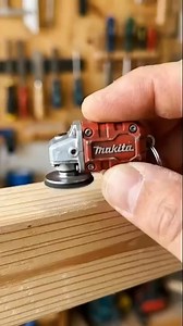 Need a power boost on the go? Introducing our Mini Grinder Keychain, inspired by Makita! • Smooth out small jobs with ease • Clips onto your bag, belt or tool kit Perfect for EDC enthusiasts & DIY fans! Get yours now and take power to the next level ⚡🔑 | Dialsets.shop