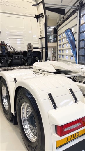 Our sales executive Nolan showcasing the brand new Scania 770S & 660S V8 tractor units. Available with different axle and chassis colour options at A&M Commercials. 📞 UK: 44 (0)1925 811 188 📞 NI: 44 (0)28 3753 8532 📞 ROI: 353 (0)47 85908 🌐 www.amcommercials.com #Scania #ScaniaV8 #Scania770S #Scania660S #TruckSalesUK #HaulageLife #TopSpecTruck #AMCommercials | A&M Commercials Ltd