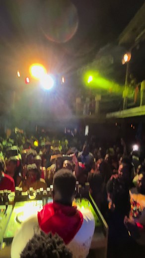 It was a big room full of people ready to dance 🕺🏾 💃 🪩 Lights on,Lights off Same energy 👐🏾❤️🔥 #goodvibesonly 📸 : @RetzOKAP 🪘 : @T-tanbou🪘 #djreel #dj #crowd #party #chill #vibes