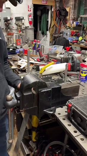 Have you ever seen a vise like this? This is a quick release bench vise! I had to buy it once I saw it! Interesting mechanical design and no markings on it whatsoever… anyone know who made it? Have you ever had one? #make #maker #vise #antique #metalshop #makeeverything #fabricator