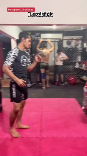 Cómo Mejorar tu Técnica de Low Kick en MMA: Tutorial de Entrenamiento