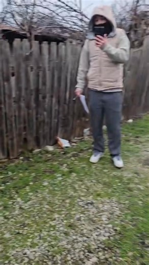 Răzbunările primarului Gheorghiță Cărtușanu, „omul bun”… În ajun de Crăciun, primarul comunei Fundeni dispune dărâmarea porților tatălui consilierului local Nicolae Gavrilă, deși pentru terenul în cauză există un proces pe rol și nu există o hotărâre judecătorească definitivă. Cu toate acestea, domnul primar ignoră flagrant legea, principiul prezumției de legalitate și dreptul unui cetățean de a beneficia de protecția instanței până la soluționarea definitivă a cauzei. Este încă un exemplu de ab