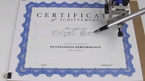 Un plotter que imprime con cualquier plumón, lápiz, pluma o lapicero. Además de imprimir tipografías que tengas en tu computadora, ¡o incluso tu firma! | Mobiments