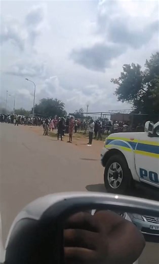 🚨 Active Crime Scene 🚨 ⚠️ Positive Cash-In-Transit (CIT) Robbery 📍 Khumalo Street, Thokoza Authorities are currently on scene attending to the incident. Members of the public are strongly advised to avoid the area, use alternative routes, and remain alert. 🚔 Please allow emergency services and law enforcement to carry out their duties safely. #CITRobbery #Thokoza #KhumaloStreet #CrimeAlert | Suburban Control Centre