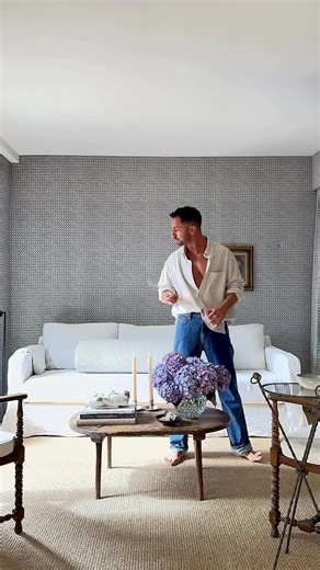 S T E V E C O R D O N Y on Instagram: "When I was young, I would take everything out of my parents living room, and restyle it before they came home. It’s something I continue to this day, restyling my space starting with a blank canvas to switch up any room. Making small changes to accessories, floral, the position of occasional pieces and lighting completely shifts the energy of the room, but also ourselves. Ready for the new week and for 2026! #StylingWithSteve Sofa @hjfurniture Bolster cushi