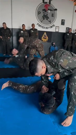 16ª Companhia de Polícia do Exército on Instagram: "No Treinamento Específico de Combate Corpo a Corpo, cada instrução vai além da técnica. Durante o treinamento, os militares aprimoraram bases de combate, deslocamento, defesa pessoal e controle de situações críticas, desenvolvendo autocontrole, confiança e capacidade de reação sob pressão. Mais do que preparo operacional, o treinamento fortalece o militar para os desafios dentro e fora da caserna. O Exército forma combatentes prontos para a mis