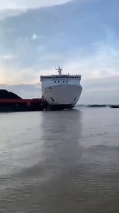 Kabar permulaan terjadi lakaair antara Kapal Ferry Milik PT Dharma Lautan Utama yaitu kapal Dharma Kartika II dengan ponton Batu Bara pada Kamis 17 Juli 2025 sekitar pukul 7 pagi tadi di Sungai Barito Kapal Dharma Kartika II di kabarkan berhasil bersandar di Pelabuhan Trisakti Banjarmasin Belum diketahui penyebab pasti insiden ini dan masih dalam investigasi pihak terkait | Kabar Samarinda Official