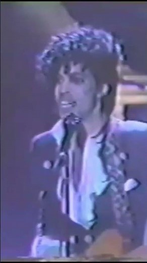 Prince performing (Lady cab Driver )good music good vibration