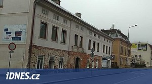Oběšenec v okně zburcoval ulici. Policisté v bytě našli zavražděnou ženu - iDNES.cz
