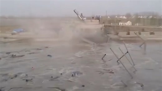 江苏一在建桥梁发生垮塌！搜救工作还在进行中