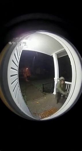 wait what #halloween2025 #horror #CaughtOnCamera #haloween #creepy | Cam capture