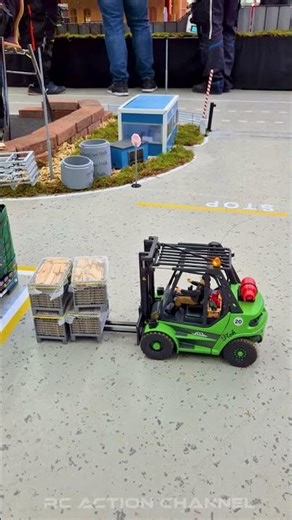 Real, AI or remote controlled? What do you think? 🤯