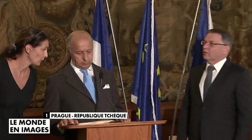 Laurent Fabius fait un malaise en direct - ZAPPING ACTU DU 24/08/2015