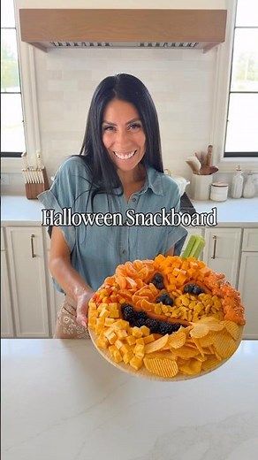 Get spooky 👻 with my Halloween Snack Board🎃 #fallrecipes #easyappetizer #halloween #pumpkinmuffins