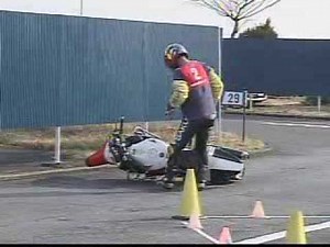 バイク。ジムカーナ。熱いバトル。転倒1/6