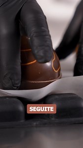 La specialista del cioccolato Carola Stacchezzini firma per Martini Cioccolato una nuova creazione pensata per le feste: Gianduia Surprise. 🎄 Un dolce elegante e avvolgente, realizzato con i prodotti della linea Ariba, sviluppata per garantire performance professionali e risultati costanti. Scopri la ricetta completa ➡️ https://youtu.be/52UqqYOCUX8 🇬🇧 Chocolate specialist Carola Stacchezzini presents for Martini Cioccolato her new festive creation: Gianduia Surprise. 🎄 An elegant, indulgent 
