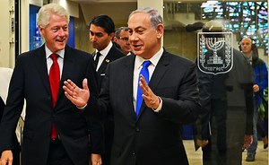 אורח הכבוד: נשיא ארה"ב לשעבר קלינטון נפגש עם הנשיא וראש הממשלה