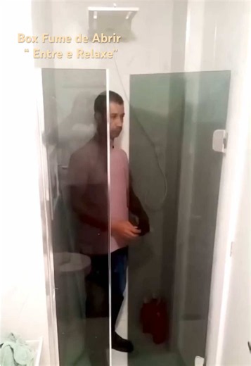 Box Banheiro de Abrir com vidro Fume: Otimize cada centímetro do seu banheiro com muito estilo! | O box com porta de abrir é um dos melhores aliados para banheiros pequenos? Ele facilita o acesso ao chuveiro e libera espaço na circulação. E com o vidro fumê, seu banheiro ganha um visual